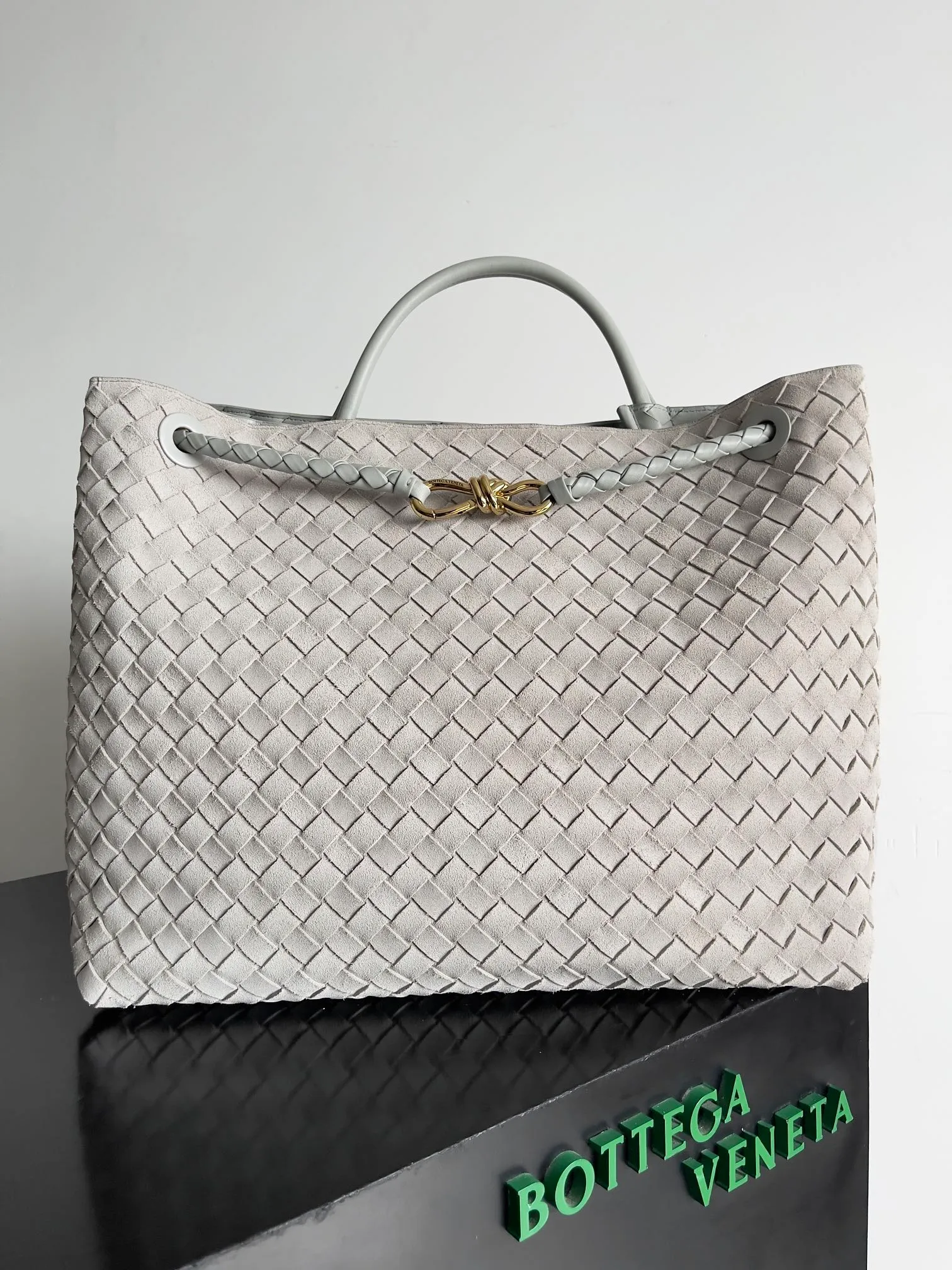 Batch 3760 Recently, the same style of bag that celebrities love is both high-end and practical. Michelle Yeoh, Kim Namjoon, Jing Boran, Tong Liya, Sun Qian, Wu Qianyu, Du Juan, Ma Yili and Bai Baihe are all carrying Bottega Veneta summer series Andiamo handbags. Andiamo has a simple structure and rounded lines. The whole piece is made of Nappa leather. It is comfortable, soft and dynamic. It adds interest to daily life and can be easily matched with various styles. Andiamo handbags are available in three sizes: small, medium and large. There are many colors to choose from, which can meet different needs. You can really carry it whether it is daily or attending events. Style number: 743575 Size: 45*22*34cm